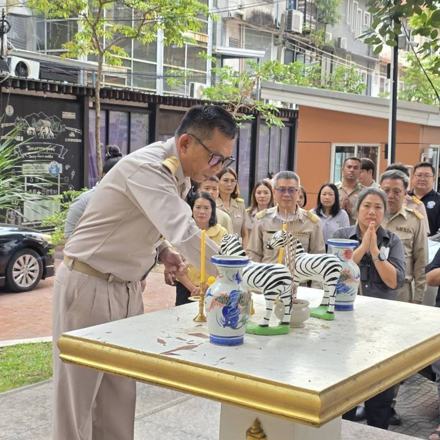 ผู้อำนวยการกองสวัสดิภาพสัตว์และสัตวแพทย์บริการ ไหว้สักการะสิ่งศักดิ์สิทธิ์ประจำกรมปศุสัตว์ เพื่อความเป็นสิริมงคล เนื่องในโอกาสเข้ารับตำแหน่งใหม่