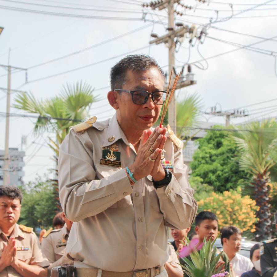 ผู้อำนวยการกองสวัสดิภาพสัตว์และสัตวแพทย์บริการ ไหว้สักการะสิ่งศักดิ์สิทธิ์ประจำศูนย์ราชการกรมปศุสัตว์ จังหวัดปทุมธานี เพื่อความเป็นสิริมงคล เนื่องในโอกาสเข้ารับตำแหน่งใหม่